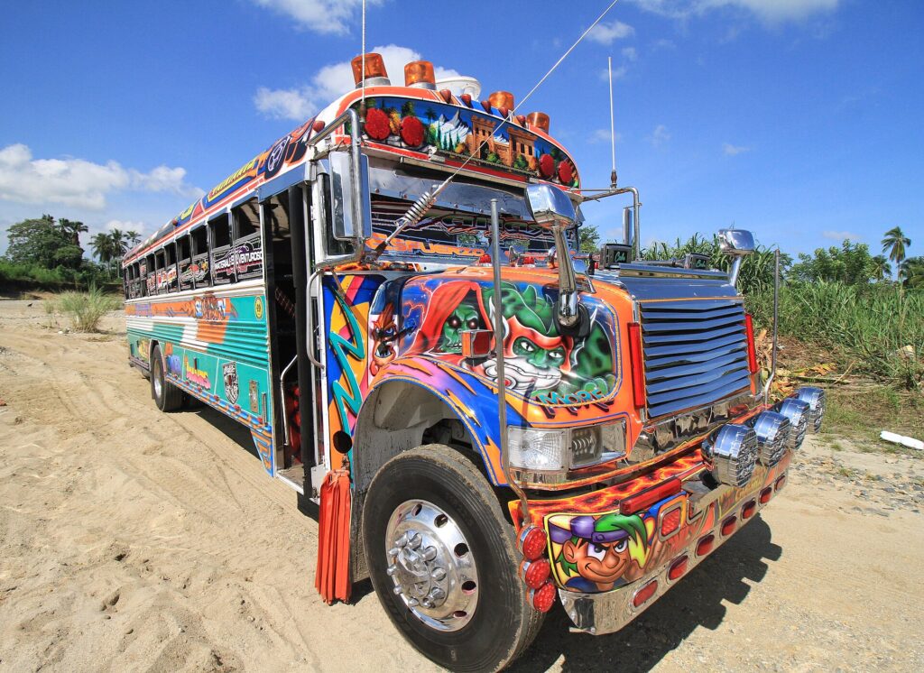 "Diablo rojo" wildly painted school bus